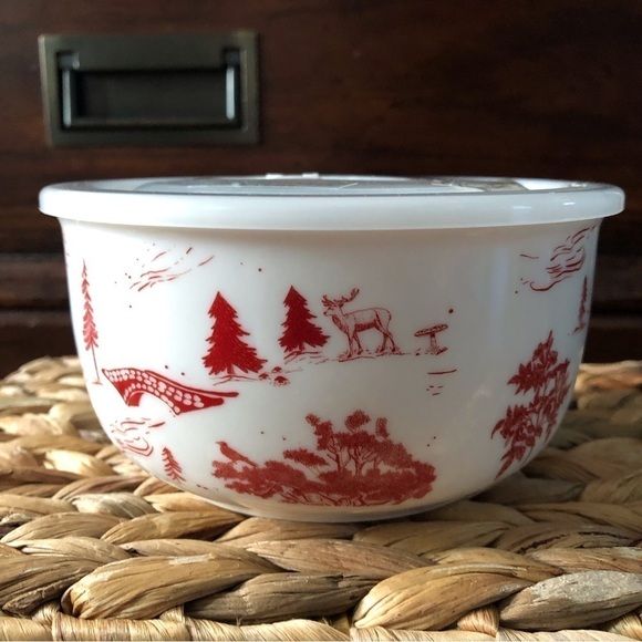 Grace Pantry fine porcelain red winter scene vented covered bowl in size small - Picture 4 of 6